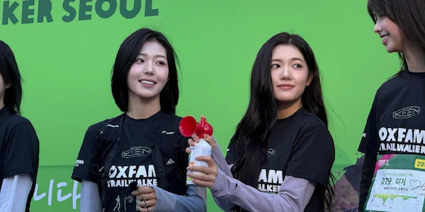 옥스팜 트레일워커 서울 출발 지점에 선 앳하트 멤버들